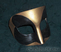 Columbina: A traditional, gently pointed eyemask suitable for men or women.